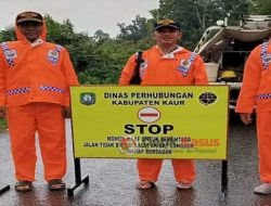 PUPR bersama BPBD Dan Dishub Kaur Bersihkan Tanah Longsor