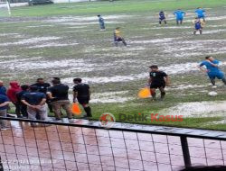 Disebabkan Becek dan Diduga Nyaris Ricuh, Pertandingan Sepakbola Bupati Cup Dihentikan