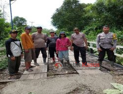 Polsek Embaloh Hulu bersama Perangkat Desa dan Warga Perbatasan Laksanakan Gotong Royong