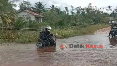 Air Pasang Laut Menggenangi Jalan Raya Sampai ke Pemukiman