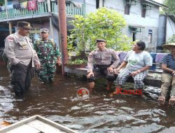 Kapolsek Suhaid Sambangi Warga Terdampak Banjir