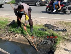 Polsek Singkawang Barat, Kerja Bakti Membersihkan Saluran Parit   