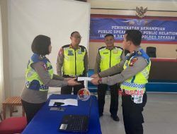 Kasat Lantas Polres Sekadau Pimpin Latihan Public Speaking dan Public Relation