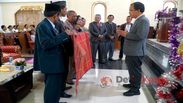 Bupati Humbang Hasundutan Dosmar Banjarnahor SE saat Perayaan Natal di HKBP Dolokmargu, Minggu, (11/12/2022). (Foto: Evendy)