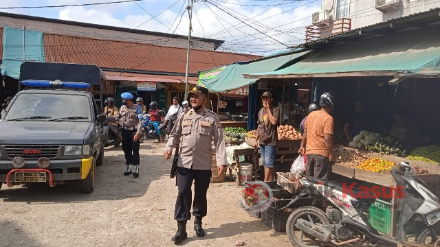 Wakapolsek Sintang Kota IPDA Suparno, memberikan imbauan kepada pedagang dan pengunjung Pasar Tradisional, Pasar Masuka, Kelurahan Kapuas Kanan Hilir, Kecamatan Sintang, Kabupaten Sintang, Provinsi Kalbar. (Foto: H. Prana)