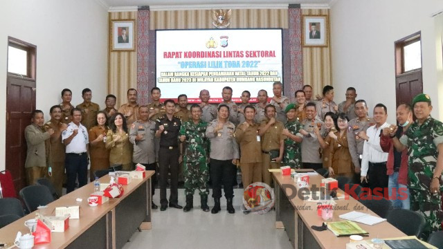 Kapolres Humbahas AKBP Achmad Muhaimin, S.I.K, M.H bersama OPD Humbahas Rakor Lintas Sektoral pelaksanaan Operasi Lilin Toba 2022 dalam rangka menciptakan kesiapan pengamanan Hari Raya Natal 2022 & Tahun Baru 2023, di Aula Polres Humbahas, Senin (12/12/2022). (Foto: Evendy)