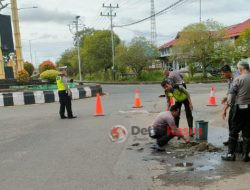 Personel Satlantas Polres Kapuas Hulu Lakukan Penambalan Jalan