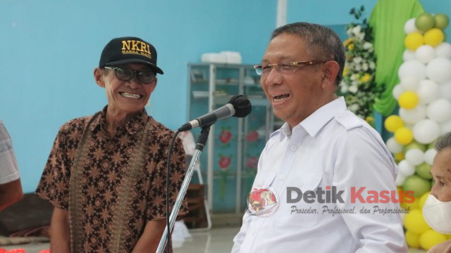 Gubernur Kalbar H. Sutarmidji, S.H., M.Hum., menyerahkan Bansos paket bahan pangan di Kecamatan Segedong, Kabupaten Mempawah, Provinsi Kalbar, Selasa (13/12/2022). (Foto: Prana)