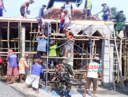 Babinsa Koramil Balen Bojonegoro bersama Warga Lengkong Cor Atap Mushola