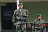 Dandim 1206/PSB Letkol Inf Sri Widodo membacakan amanat Penglima Besar Jenderal Sudirman dan Kepala Staf Angkatan Darat Jenderal TNI Dr. Dudung Abdurachman, di Lapangan Apel Makodim 1206/PSB, Jalan Piere Tendean, Kelurahan Kota, Kecamatan Putussibau Utara, Kabupaten Kapuas Hulu, Kalbar, Kamis, (15/12/2022). (Foto: Dok. Pendim 1206)