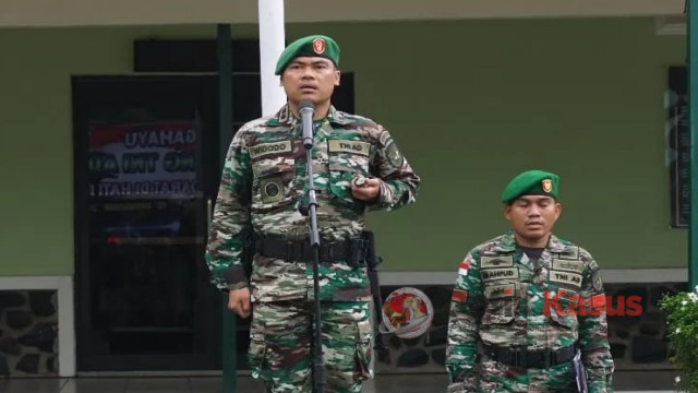 Dandim 1206/PSB Letkol Inf Sri Widodo membacakan amanat Penglima Besar Jenderal Sudirman dan Kepala Staf Angkatan Darat Jenderal TNI Dr. Dudung Abdurachman, di Lapangan Apel Makodim 1206/PSB, Jalan Piere Tendean, Kelurahan Kota, Kecamatan Putussibau Utara, Kabupaten Kapuas Hulu, Kalbar, Kamis, (15/12/2022). (Foto: Dok. Pendim 1206)