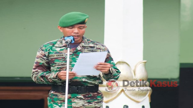 Mayor Inf I Putu Gede Widarta, bertindak sebagai Irup pada upacara peringatan Hari Juang TNI Angkatan Darat ke- 77 tahun 2022  di lapangan Markas Kodim 0813 Bojonegoro, Jawa Timur, Kamis (15/12/2022). (Foto: Dok. Kodim Bojonegoro)