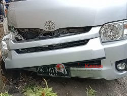 Mobil Hiace Nabrak Bekas Potongan Pohon Depan Warung Jadi Tontonan Warga