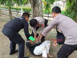 Sat Samapta Polres Bojonegoro Evakuasi Pemuda Mabuk di Alun-alun