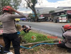 Tim SAR Ditsamapta Polda Kalbar Melakukan Penyemprotan Minyak Makan Tumpah di Jalan Raya