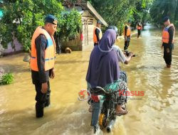 Brimob Kompi 2 Batalyon B Pelopor  Evakuasi Banjir di Beberapa Desa Kecamatan Bendahara-Aceh Tamiang