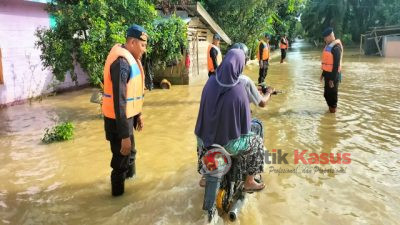 Brimob Kompi 2 Batalyon B Pelopor  Evakuasi Banjir di Beberapa Desa Kecamatan Bendahara-Aceh Tamiang