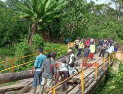 Ratusan Masyarakat Gotong Royong Perbaikan Jembatan