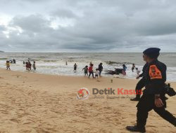 Aksi Heroik Brimob Kalbar Selamatkan Anak Tenggelam di Pantai Pasir Panjang Singkawang