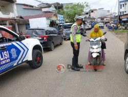 Personel Satlantas Polres Ketapang Berikan Pelayanan Pengaturan Arus lalu Lintas di Pagi Hari