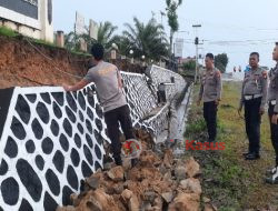 Dinding Penahan Tanah Mapolres Sekadau Mengalami Longsor