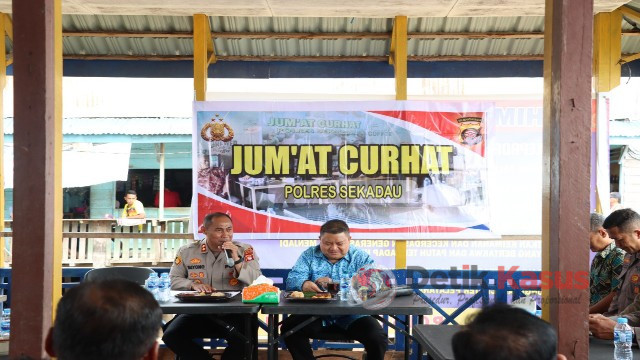 Polres Sekadau rutin menggelar program Jumat Curhat di kantor Perhubungan steigher Pasar Sekadau, Kalbar, Jumat (13/1/2023). (Foto: Dokumen Humas Polres Sekadau)