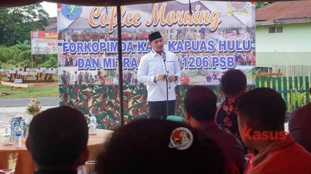 Dandim 1206/Putussibau memberikan kata sambutan dalam acara Coffe Morning bersama unsur Forkopimda dan Tokoh Masyarakat Kabupaten Kapuas Hulu, Kalbar,  Jumat, (13/01/2023). (Foto: Dokumen Pendim 1206/PSB)