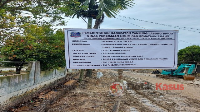 Proyek peningkatan jalan dari sumber dana APBD Kabupaten Tanjab Barat, tahun 2022, berlokasi di Sungai Lanjut, Kecamatan Tebing Tinggi, mendapat protes keras dari warga setempat. (Foto: Istimewa)