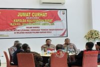 Kapolda Kalbar Irjen Pol Drs. Suryanbodo Asmoro, M.M.  Jumat Curhat  mendengarkan keluhan dan aspirasi warga masyarakat perbatasan Kabupaten Kapuas Hulu, di PLBN Badau, Kabupaten Kapuas Hulu, Kalbar, Jumat (13/1/2023) siang. (Foto: Dokumen Humas Polres Kapuas Hulu)