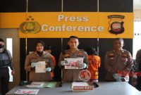 Wakapolres Singkawang didampingi Kapolsek Singkawang Selatan dan Kasihumas, menggelar press release pengungkapan kasus penipuan, di ruang Press Conference Polres Singkawang Kota Singkawang, Kalimantan Barat, Jumat (13/1/2023). (Foto; Dokumen Humas Polres Singkawang)