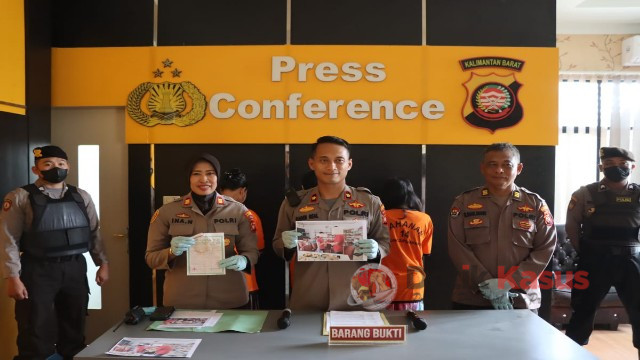 Wakapolres Singkawang didampingi Kapolsek Singkawang Selatan dan Kasihumas, menggelar press release pengungkapan kasus penipuan, di ruang Press Conference Polres Singkawang Kota Singkawang, Kalimantan Barat, Jumat (13/1/2023). (Foto; Dokumen Humas Polres Singkawang)