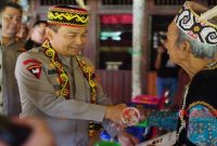 Kapolda Kalbar Irjen Pol Drs. Suryanbodo Asmoro, M.M., disambut dengan tarian dan tepung tawar adat Dayak di rumah Betang Bali Gundi Banua Sio Iraang, di Desa Sibau Hulu, Kecamatan Putussibau Utara, Kabupaten Kapuas Hulu, Sabtu (14/1/2023). (Foto: Dokumen Humas Polres Kapuas Hulu)