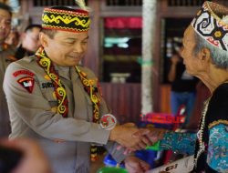 Kunjungi Warga Rumah Betang Bali Gundi, Kapolda Kalbar Serahkan Bansos