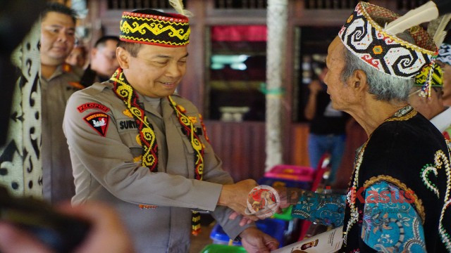 Kapolda Kalbar Irjen Pol Drs. Suryanbodo Asmoro, M.M., disambut dengan tarian dan tepung tawar adat Dayak di rumah Betang Bali Gundi Banua Sio Iraang, di Desa Sibau Hulu, Kecamatan Putussibau Utara, Kabupaten Kapuas Hulu, Sabtu (14/1/2023). (Foto: Dokumen Humas Polres Kapuas Hulu)