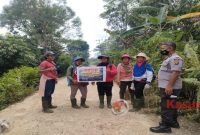 Aipda Edy Sanfransisco memberi pemahaman kepada masyarakat tentang bahaya dan dampak dari membakar lahan dan hutan bagi kesehatan, Sabtu (14/1/2023). (Foto: Dokumen Polsek Air Besar)