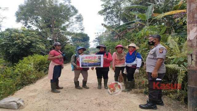 Aipda Edy Sanfransisco memberi pemahaman kepada masyarakat tentang bahaya dan dampak dari membakar lahan dan hutan bagi kesehatan, Sabtu (14/1/2023). (Foto: Dokumen Polsek Air Besar)