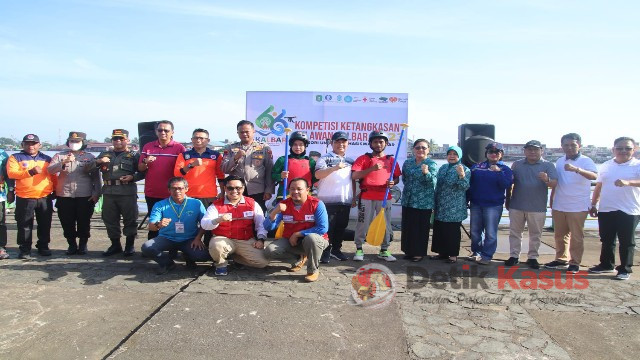 Wagub Kalbar H. Ria Norsan, M.M., M.H. membuka kegiatan Kompetisi Ketangkasan Relawan di Kawasan Waterfront Taman Alun-alun Kapuas Pontianak, Kalbar, Sabtu (14/1/2023). (Foto: Dokumen Biro Adpim Setda Prov Kalbar)