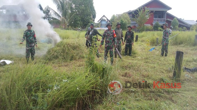 Kodim 1206/Putussibau bersama Yayasan Bhakti Suci serta DLH melaksanakan Karya Bakti TPU Tionghoa di Jalan Diponegoro, Putussibau Kota, Kecamatan Putussibau Utara, Kabupaten Kapuas Hulu, Provinsi Kalimantan Barat, Sabtu (14/01/2023). (Foto: Dokumen Pendim 1206/PSB)