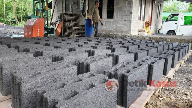 PT PLN (Persero) mengolah sisa abu pembakaran batubara PLTU menjadi bahan baku infrastruktur yang bisa digunakan oleh masyarakat. (Foto: Dokumen PLN)