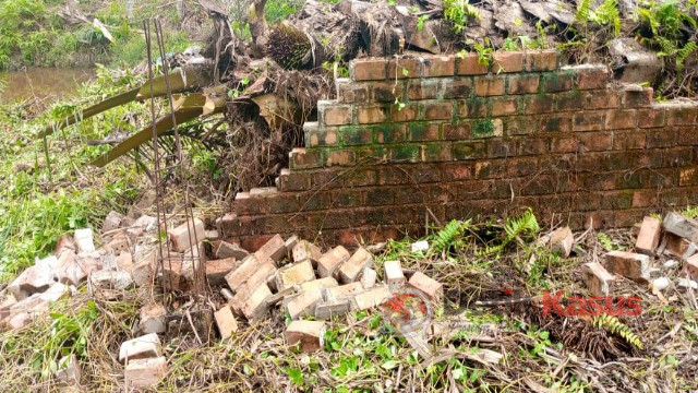 Proyek peningkatan jalan yang berlokasi di Sungai Lanjut, Kecamatan Tebing Tinggi, Kabupaten Tanjab Barat, Provinsi Jambi, mengakibatkan rusaknya pondasi rumah warga. (Foto: Dokumen Tim DK Tanjab Barat)