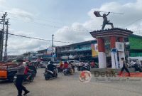 Satuan Samapta Polres Melawi melakukan pengaturan arus Lalin kepada masyarakat yang melangsungkan pernikahan di Gereja GKII Nanga Pinoh, Sabtu (14/1/2023) siang. (Foto: Dokumen Humas Polres Melawi)