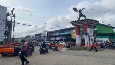 Sat Samapta Polres Melawi Berikan Pelayanan Pengaturan Lalin kepada Masyarakat 