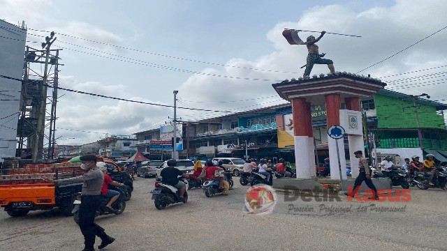 Satuan Samapta Polres Melawi melakukan pengaturan arus Lalin kepada masyarakat yang melangsungkan pernikahan di Gereja GKII Nanga Pinoh, Sabtu (14/1/2023) siang. (Foto: Dokumen Humas Polres Melawi)