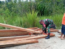 Kepedulian Koramil 1206-02/Semitau Ikut Bantu Perbaiki Jembatan