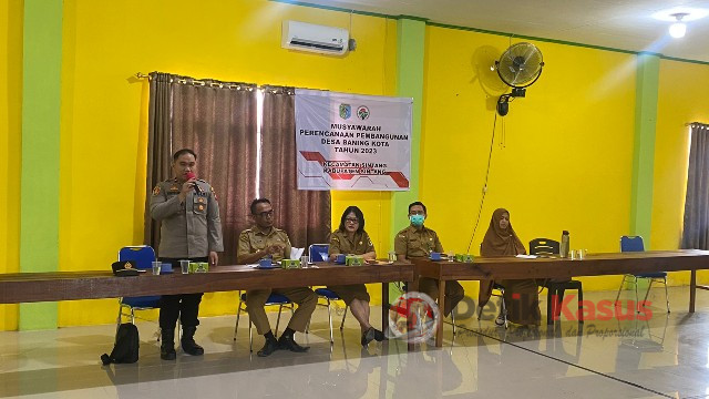 Kapolsek Sintang Kota Ipda Aditya Jaya Laksana Maulana, hadiri Musrenbang  tingkat Desa Baning Kota, yang dilaksanakan di Aula Desa Baning Kota, Jalan Oevang Oeray, Kecamatan Sintang,  Kabupaten Sintang, Provinsi Kalbar, Senin (16/1/2023). (Foto: Dokumen Humas Polsek Sintang Kota)