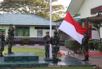 Personel jajaran Kodim 1206/PSB, Minvetcad Putussibau serta Sub Denpom XII/1-6 Putussibau, dan PNS, melaksanakan upacara pengibaran bendera bulanan 17 Januari Tahun 2023, bertempat di lapangan Makodim 1206/Psb Jalan Piere Tendean, Kelurahan Kota, Kecamatan Putussibau Utara, Kabupaten Kapuas Hulu, Provinsi Kalbar. Selasa, (17/01/2023). (Foto: Dokumen Pendim 1206/Psb)