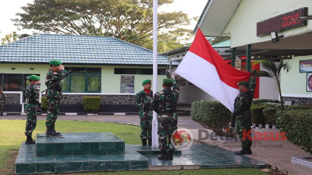 Personel jajaran Kodim 1206/PSB, Minvetcad Putussibau serta Sub Denpom XII/1-6 Putussibau, dan PNS, melaksanakan upacara pengibaran bendera bulanan 17 Januari Tahun 2023, bertempat di lapangan Makodim 1206/Psb Jalan Piere Tendean, Kelurahan Kota, Kecamatan Putussibau Utara, Kabupaten Kapuas Hulu, Provinsi Kalbar. Selasa, (17/01/2023). (Foto: Dokumen Pendim 1206/Psb)