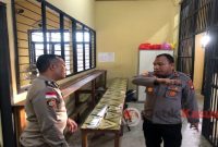 Wakapolres Kapuas Hulu Kompol Hilman Malaini, melakukan pengecekan ruang tahanan di Polres Kapuas Hulu Polda Kalbar, Selasa (17/1/2023). (Foto: Dokumen Humas Polres Kapuas Hulu)