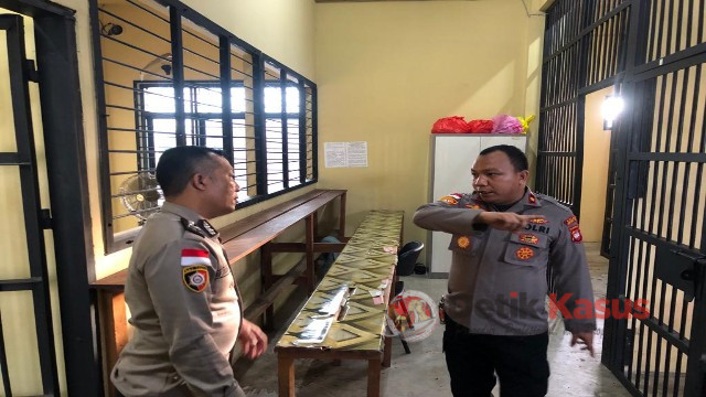 Wakapolres Kapuas Hulu Kompol Hilman Malaini, melakukan pengecekan ruang tahanan di Polres Kapuas Hulu Polda Kalbar, Selasa (17/1/2023). (Foto: Dokumen Humas Polres Kapuas Hulu)