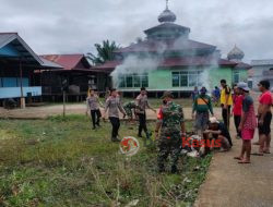 Koramil 1206-03/Batang Lupar Melaksanakan Karya Bhakti Pembersihan Masjid Paska Banjir